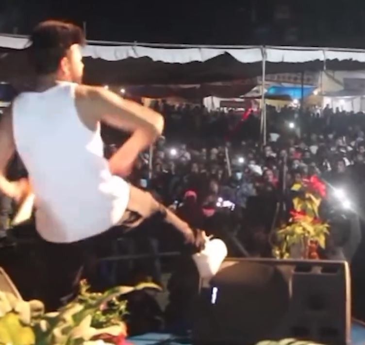 दुर्गेश थापामाथि स्टेजमै जुत्ता प्रहार (भिडियाे)